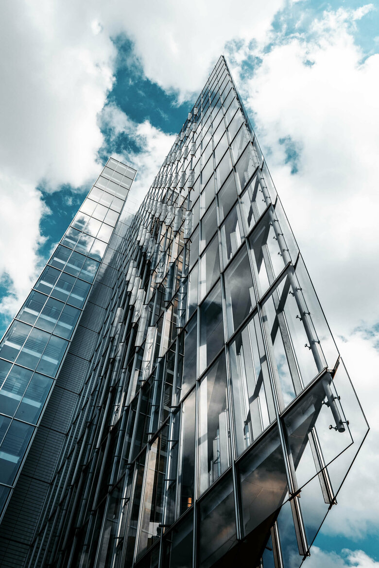 Imagebild Hochhaus mit eckiger Glasfassade