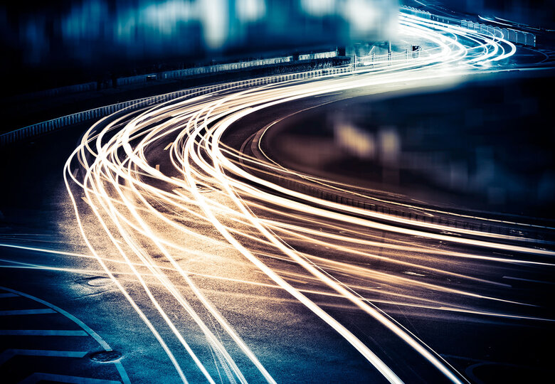Imagebild Straßenkure bei Nacht